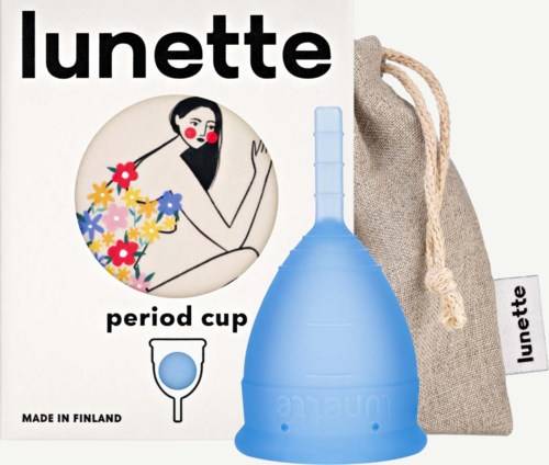 Menstruationstasse, blau, mit Lagerbeutel, Verpackung zeigt eine Frau mit Blumen und Serviette. Hergestellt in Finnland.