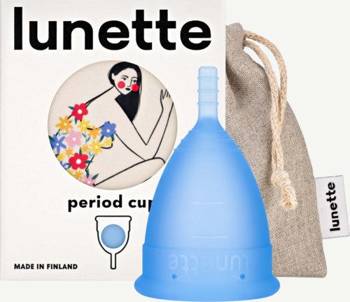 Ein Menstruationscup mit blauer Silikonform, eine Pappschachtel mit Frauenillustration, und eine Stofftasche.