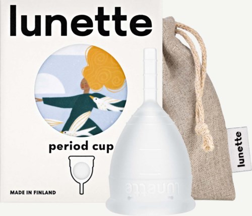 Eine Menstruationstasse in einem beige Stoffbeutel mit Kordel. Die Verpackung zeigt eine Frau mit ausgestreckten Armen und eine Möwe.