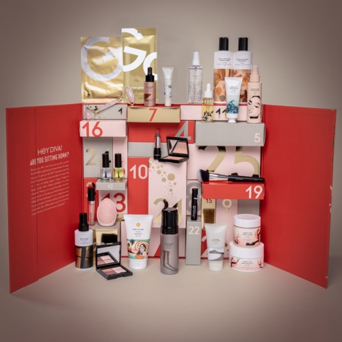 En adventskalender med makeup och hudvårdsprodukter, öppnad för att avslöja olika skönhetsprodukter.