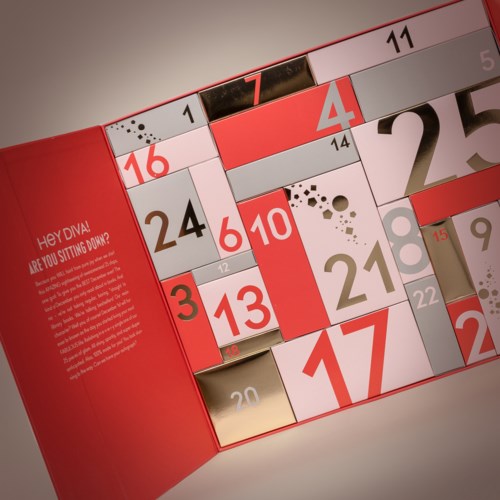 En färgglad, pusselliknande kalender med numrerade rutor och en röd sida med text.