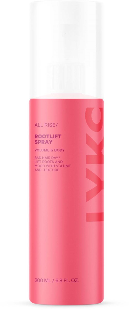 Een roze sprayfles met witte dop, gelabeld All Rise Rootlift Spray voor volume en body.