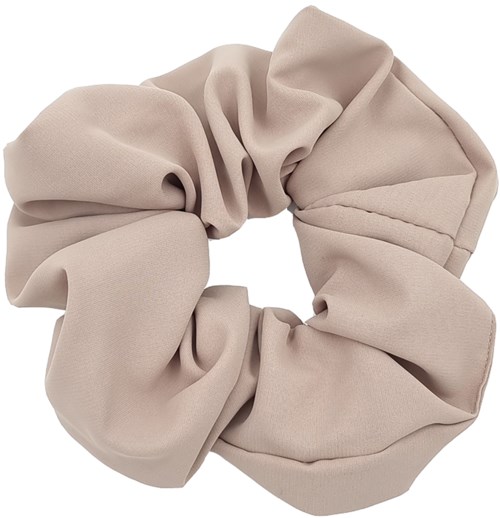 Een beige stoffen scrunchie om haar op te spelden. Het is zacht en rekbaar.