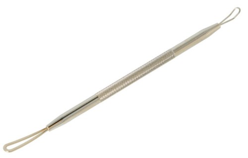 Het is een zilveren metalen tool met lussen aan beide uiteinden, gebruikt voor het schoonmaken van oren.