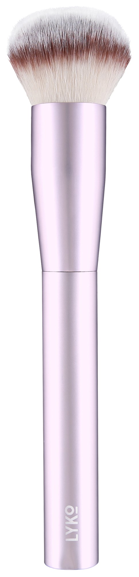 Et sminkebørste med rosa håndtak, hvite myke børster og en fluffy tupp mot svart bakgrunn.