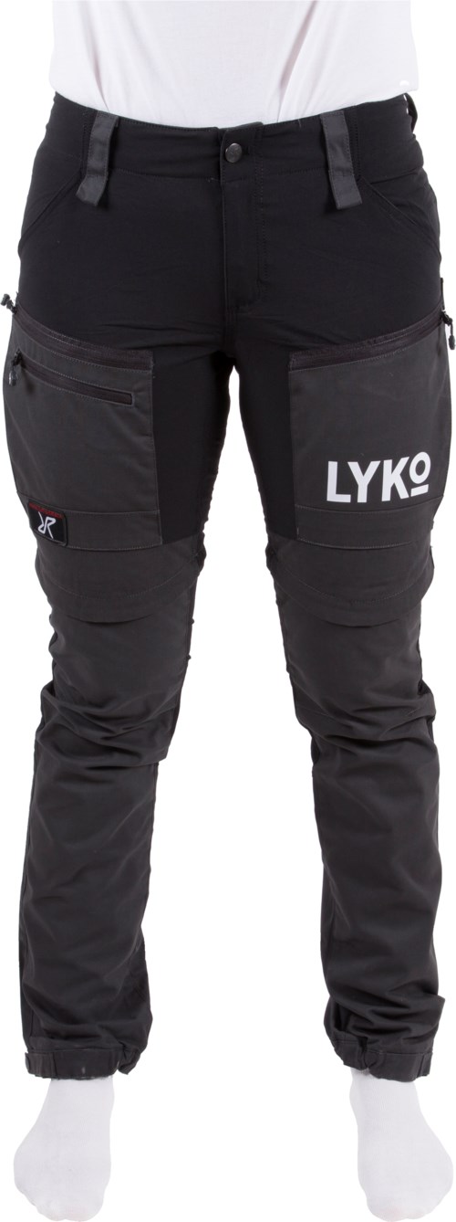Musta housut useilla taskuilla ja merkinnällä LYKO toisella reidellä.