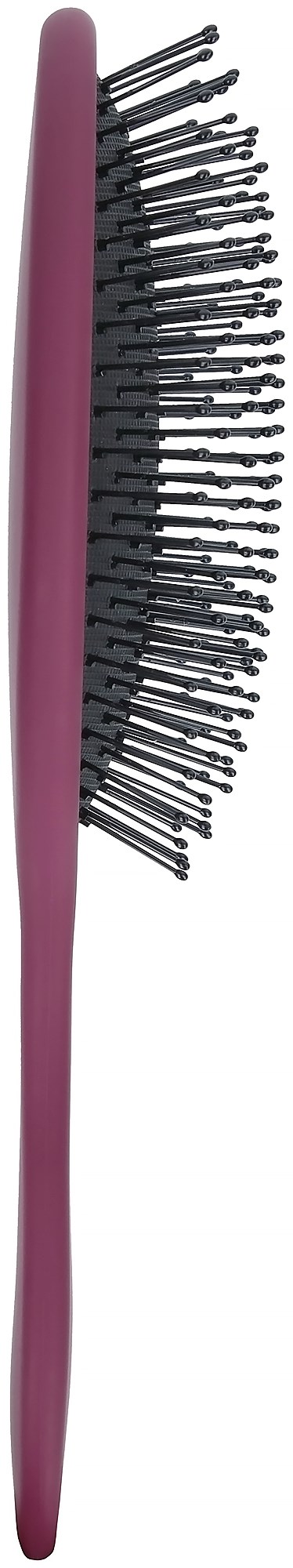 Eine pinke Haarbürste mit schwarzen Borsten, seitlich betrachtet.