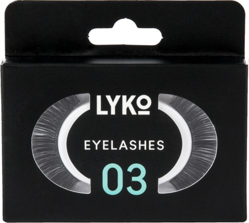 Svart box med tydligt fönster som visar konstläppar i en cirkel. Vit text säger "LYKO" och "Eyelashes 03".