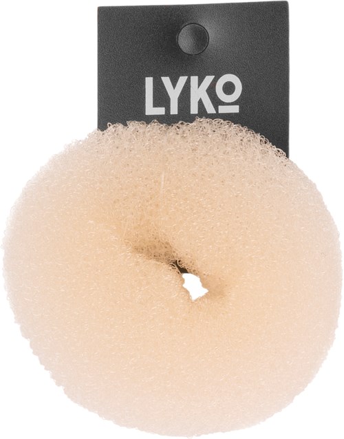 Een beige, pluizige haarband op een zwart kaartje met witte tekst "LYKO."