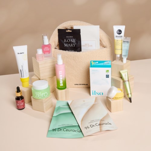 Eine Sammlung von Hautpflegeprodukten auf kleinen Holzblöcken und einer beige Tasche mit Papieren und Gesichtsmasken.