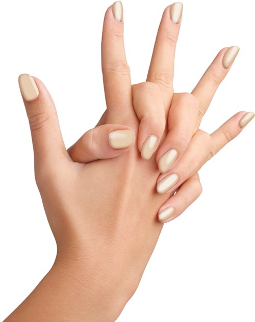 En persons hand med målade naglar gör en gest med tre fingrar upp.