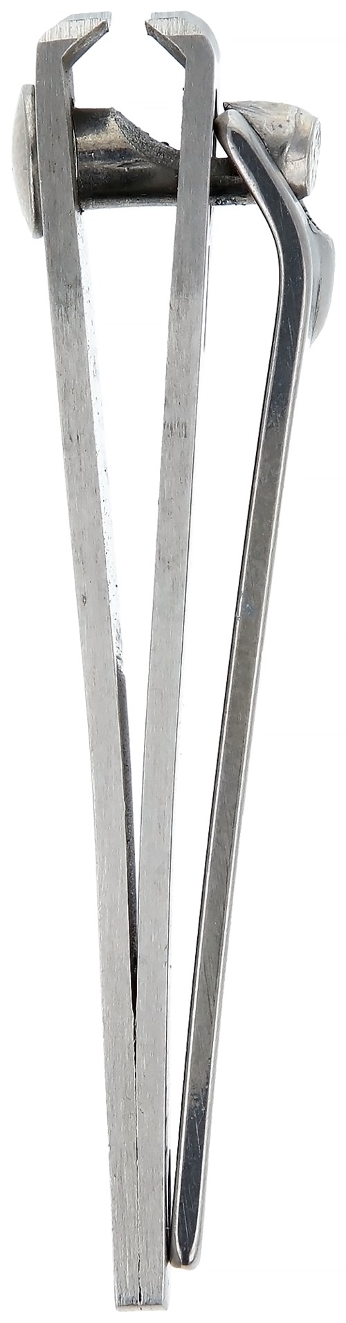 Een metalen gereedschap met lange handvat en pen, waarschijnlijk voor het aantrekken of beveiligen van objecten.