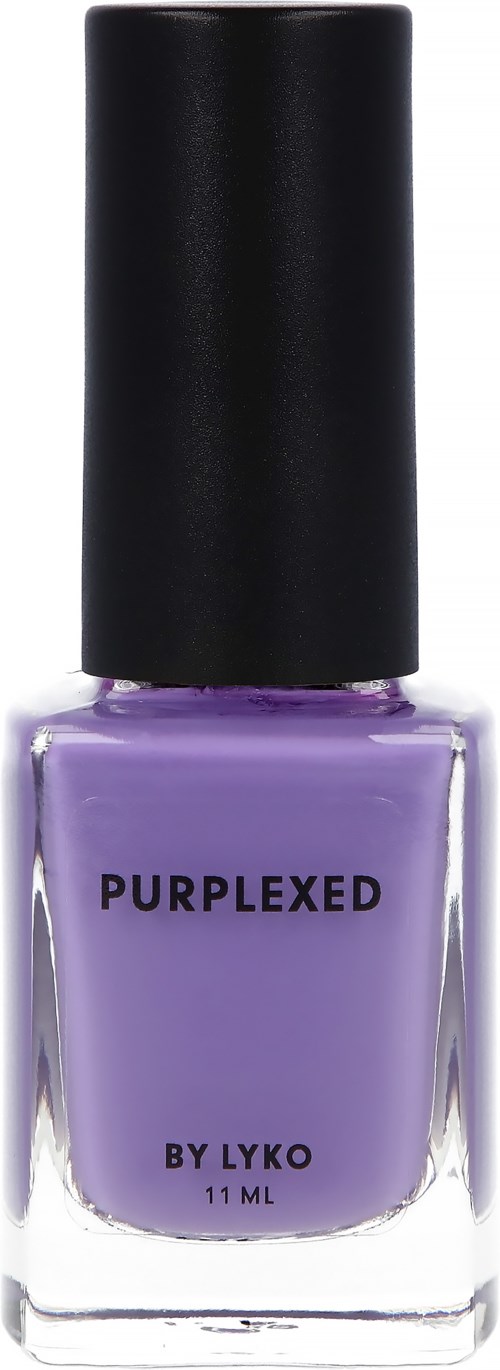 Lila nagellacksflaska i glas med svart lock. Etiketten säger "PURPLEXED BY LYKO".