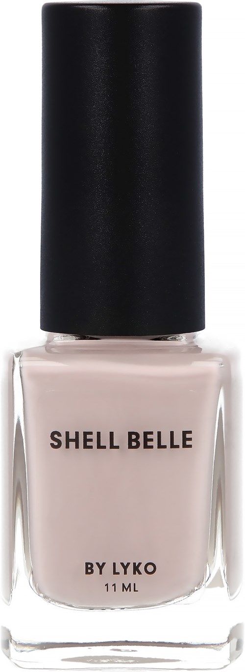 En nagellackflaska med svart lock, ljusbeige färg och etiketten "Shell Belle by Lyko".