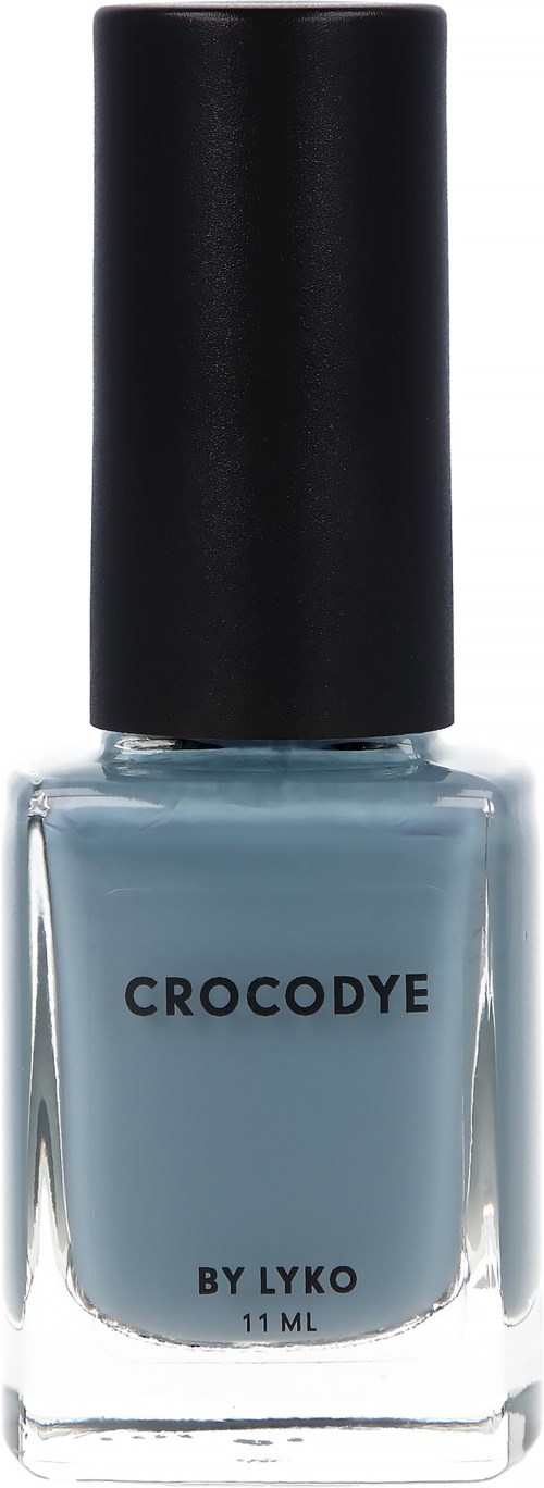 En liten glasflaska med ljusblå nagellack och svart lock, märkt 'CROCODYE BY LYKO' och 11 ml.