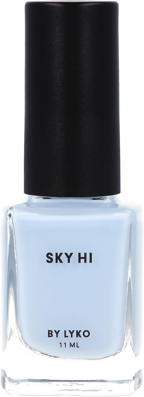 Ljusblå nagellack i en genomskinlig flaska med svart lock, märkt 'Sky Hi by Lyko'.