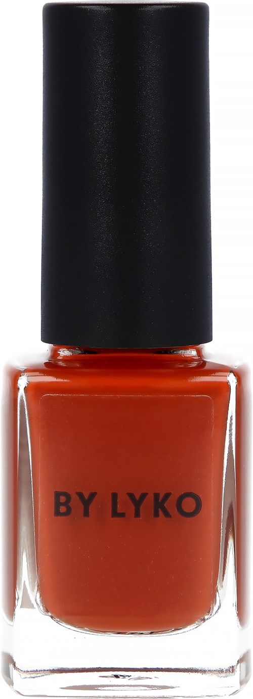 En nagellackflaska märkt 'BY LYKO' med orange nagellack och svart lock.