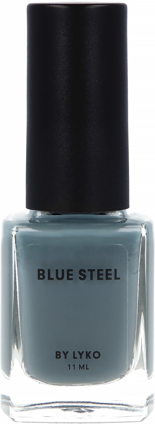 En flaska med blågrå nagellack med svart kork, märkt "Blue Steel by Lyko" och 11 ml volym.