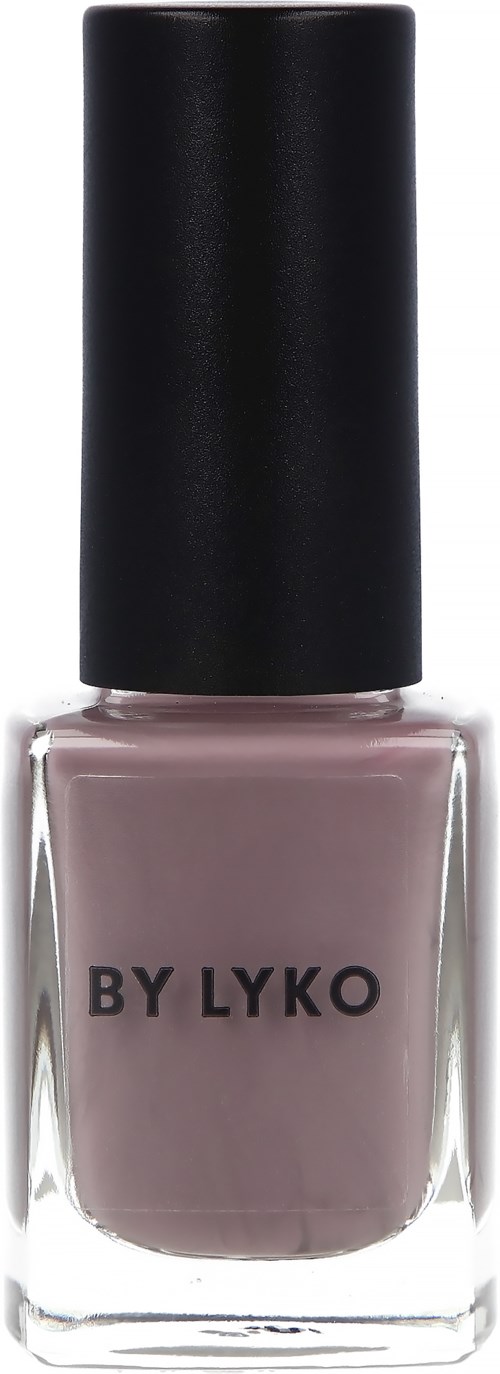 En flaska med pastellrosa nagellack med svart lock och 'BY LYKO' på.