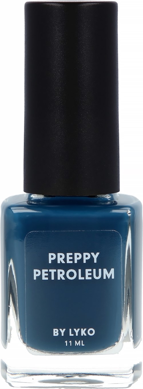 Blå nagellackflaska med vit text, svart lock och märkesnamn 'PREPPY PETROLEUM' på framsidan.