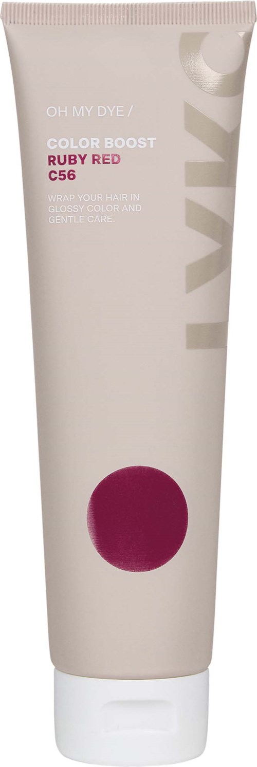 Een beige tube met een paarse cirkel en rood tekst, reclame voor haarkleurproduct genaamd Color Boost Ruby Red.