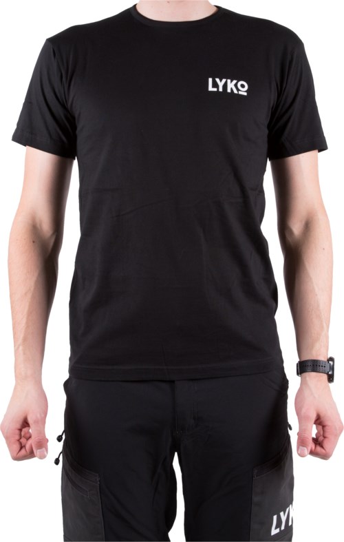 Eine Person trägt ein schwarzes T-Shirt mit weißem 'LYKO'-Logo auf der linken Brustseite.