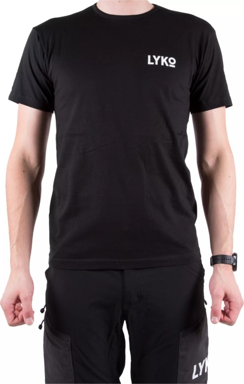 Eine Person trägt ein schwarzes T-Shirt mit 'LYKO' oben links und schwarze Hosen.