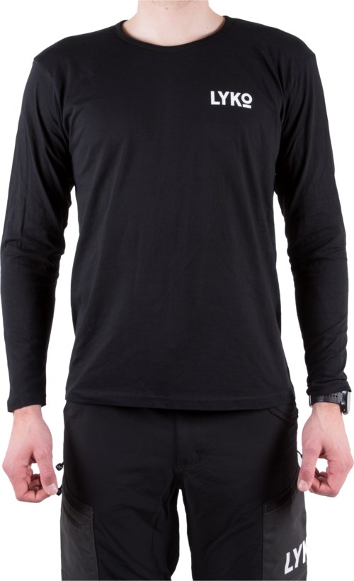 Eine Person trägt ein schwarzes Langarmshirt mit "LYKO" auf der Brust. Sie trägt auch schwarze Hosen mit derselben Logo.