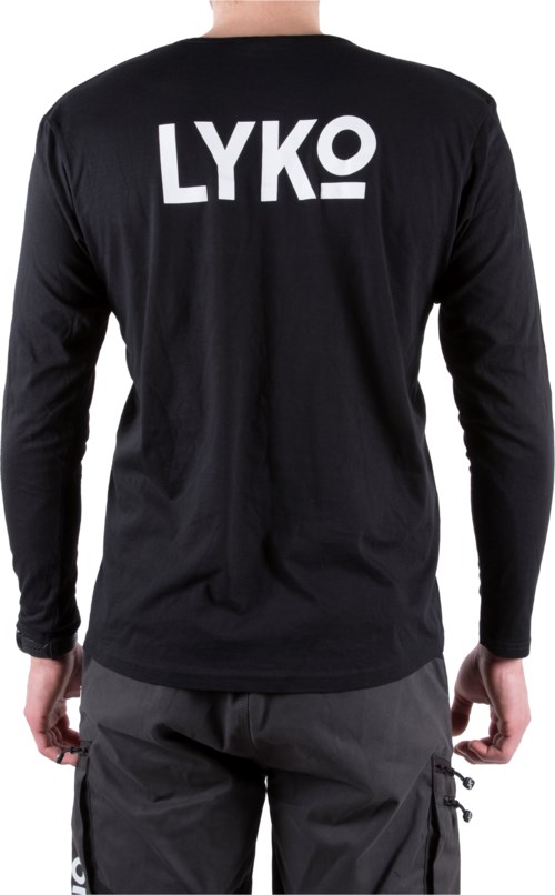 Eine Person trägt ein schwarzes Langarmshirt mit "LYKO" in großen weißen Buchstaben auf dem Rücken.