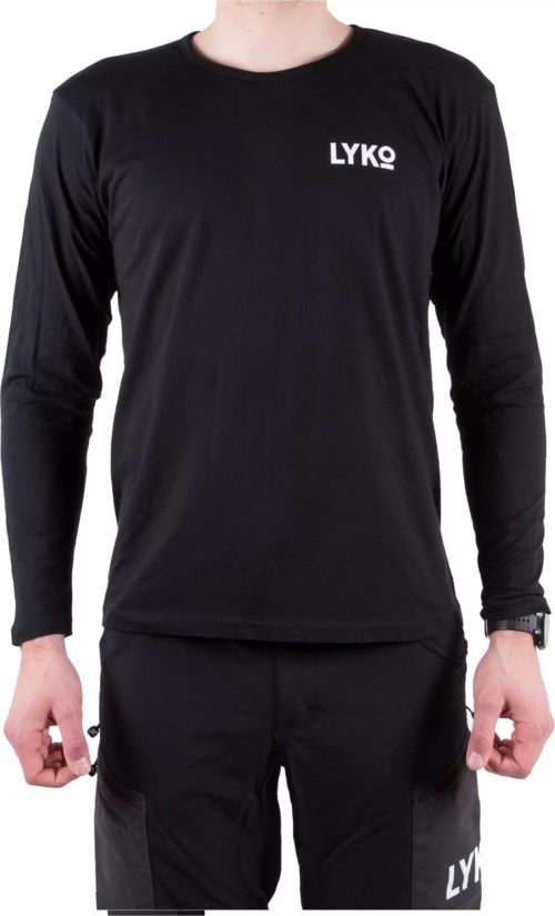 Eine Person trägt ein schwarzes Langarmshirt mit weißen Text 'LYKO' auf der Brust und schwarze Hose mit passendem Text. Einfache Kleidung.