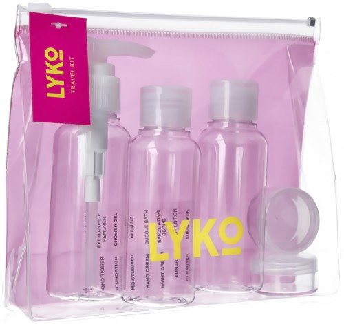 Lyko reisset bevat kleine flessen voor shampoo, conditioner en moisturizer in een doorzichtige roze tas.