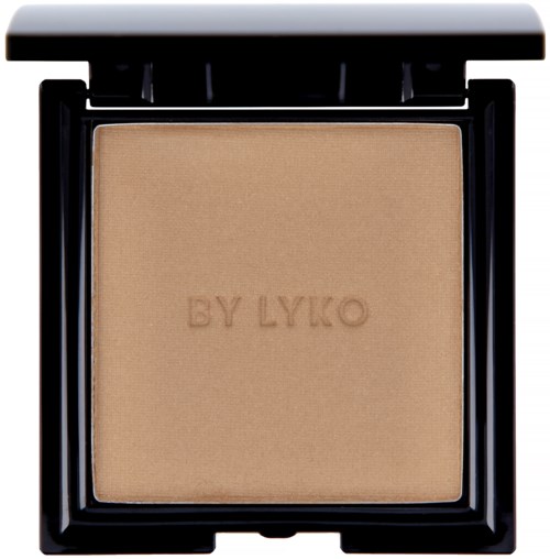 Ett kompakt puderfoder med beige puder inuti. Det är märkt "BY LYKO" och har en reflekterande svart utsida.