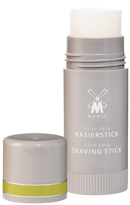 Harmaa pullo, jossa on valkoinen kansi ja pienempi säiliö vieressä. Pullo sisältää kuvassa tekstiä aloe verasta.