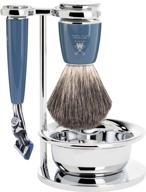 Rasier-Set mit Ständer, Rasierer, Bürste und Schüssel in Silber und Blau.