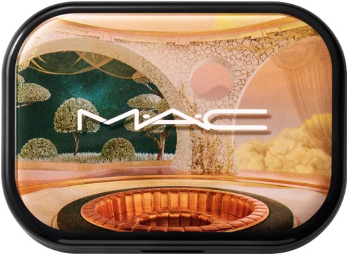 MAC-logo värikkäällä taiteellisella taustalla, jossa on puita, pilviä ja abstrakti ympäristö.