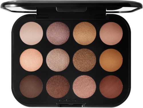 Een make-up palette met twaalf oogschaduwkleur in een zwart doosje, variërend van licht tot donker.