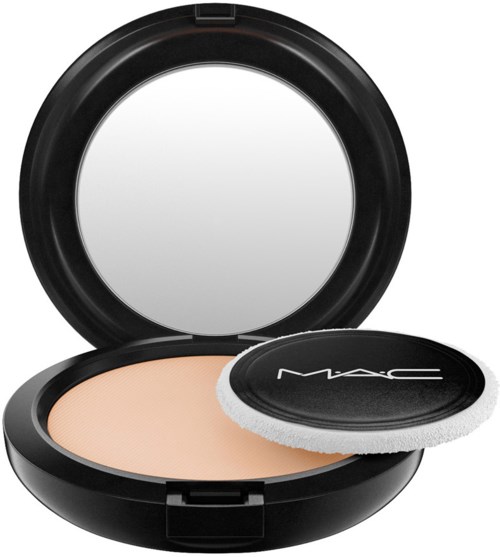 Eine Kompaktpuder mit beige Farbe, schwarzer Deckel mit MAC-Logo, und ein weißer Schwamm.