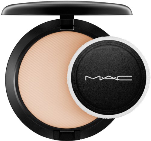 Ein kompakter Make-up-Grundierung mit einem Schwamm in einem runden schwarzen Behälter.