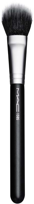 En stor makeup-børste med svarte og hvite børster og svart håndtak med hvit tekst.