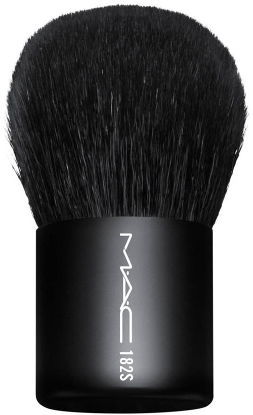 Eine große Make-up-Bürste mit schwarzen weichen Borsten und schwarzen Griff. Der Griff hat das MAC-Logo und die Zahl 1825.