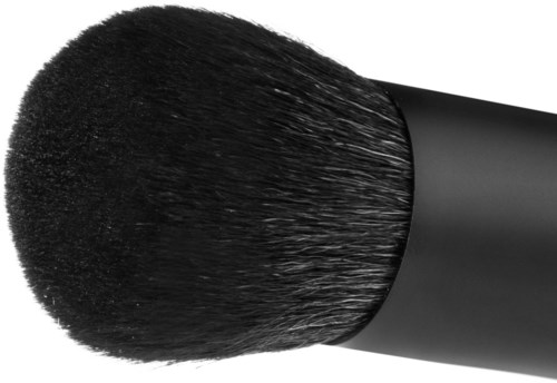 Ein Make-up-Pinsel mit weichen Borsten und schwarzem Griff, zum Auftragen von Puder oder Rouge.