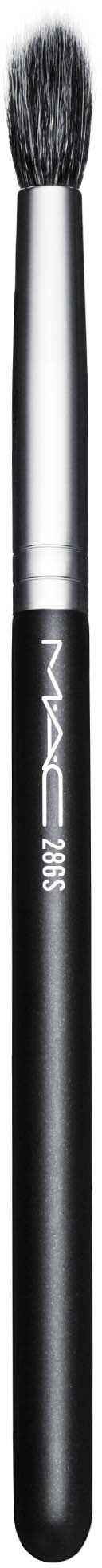 En svart makeup-børste med sølvdetaljer og myke børster. Børsten står vertikalt mot en hvit bakgrunn.