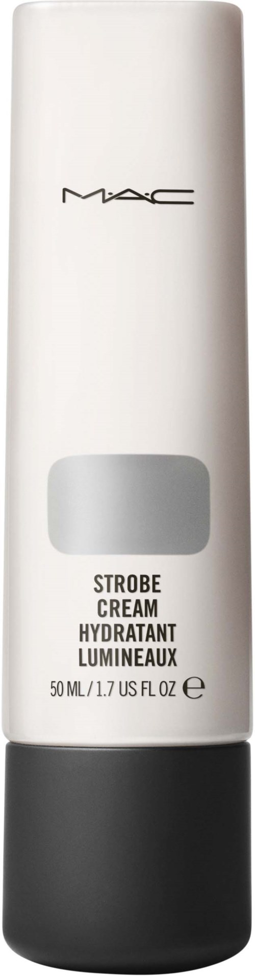En vit flaska med svart lock, märkt MAC, innehåller strobekräm, återfuktande och lysande, 50 ml.