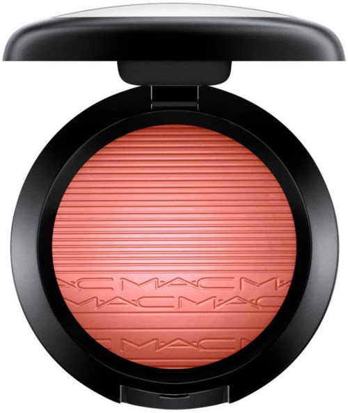En rund rougekompakt med svart lock, korallfärgad rouge inuti och MAC-loggan inpräglad.