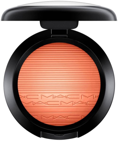 Ein runder Make-up-Rouge-Container mit Mac-Logo auf dem pfirsichfarbenen Puder.