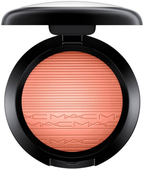 En rund makeuprouge med MAC-logg inpräglad, i ett svart fodral med öppet lock.
