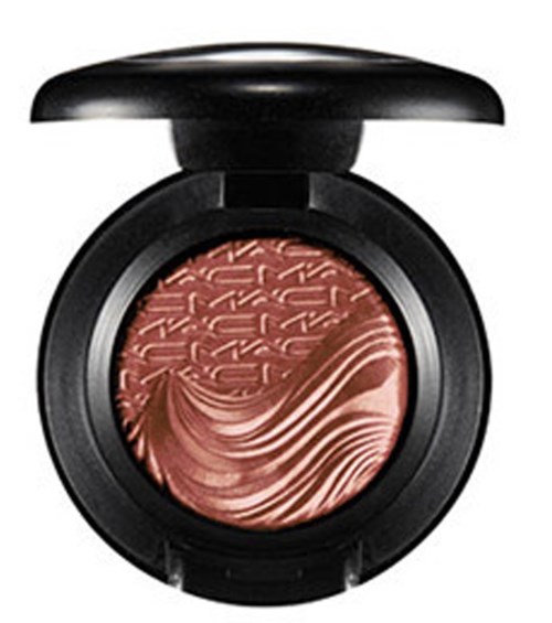 Ein runder Lippenstift-Deckel mit rosa oder beige Schminke und schwarzem Deckel.