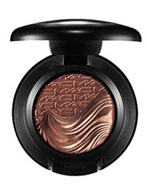 Ein runder Make-up-Deckel mit braunem und bronzefarbenem Puder darin. Das Kompakt hat einen schwarzen Deckel.