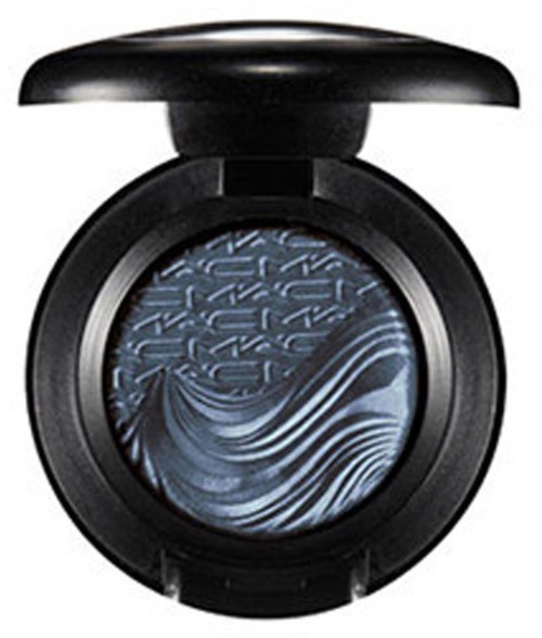 Kompakte Make-up-Produkt mit Deckel, zeigt strukturierte und marmorierte blaue Lidschatten.