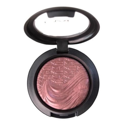 Runde rosa Rouge mit marmoriertem Design in einer schwarzen Compact mit Spiegel.